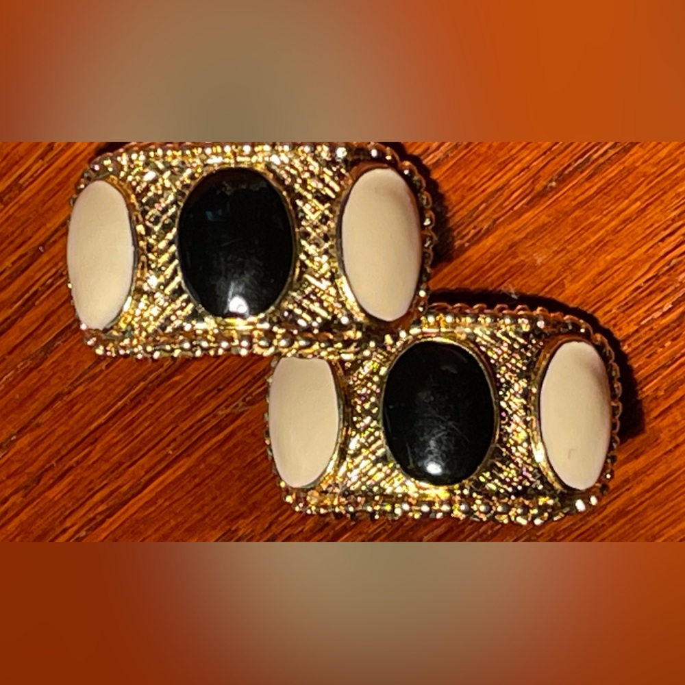 VINTAGE clip on earrings.